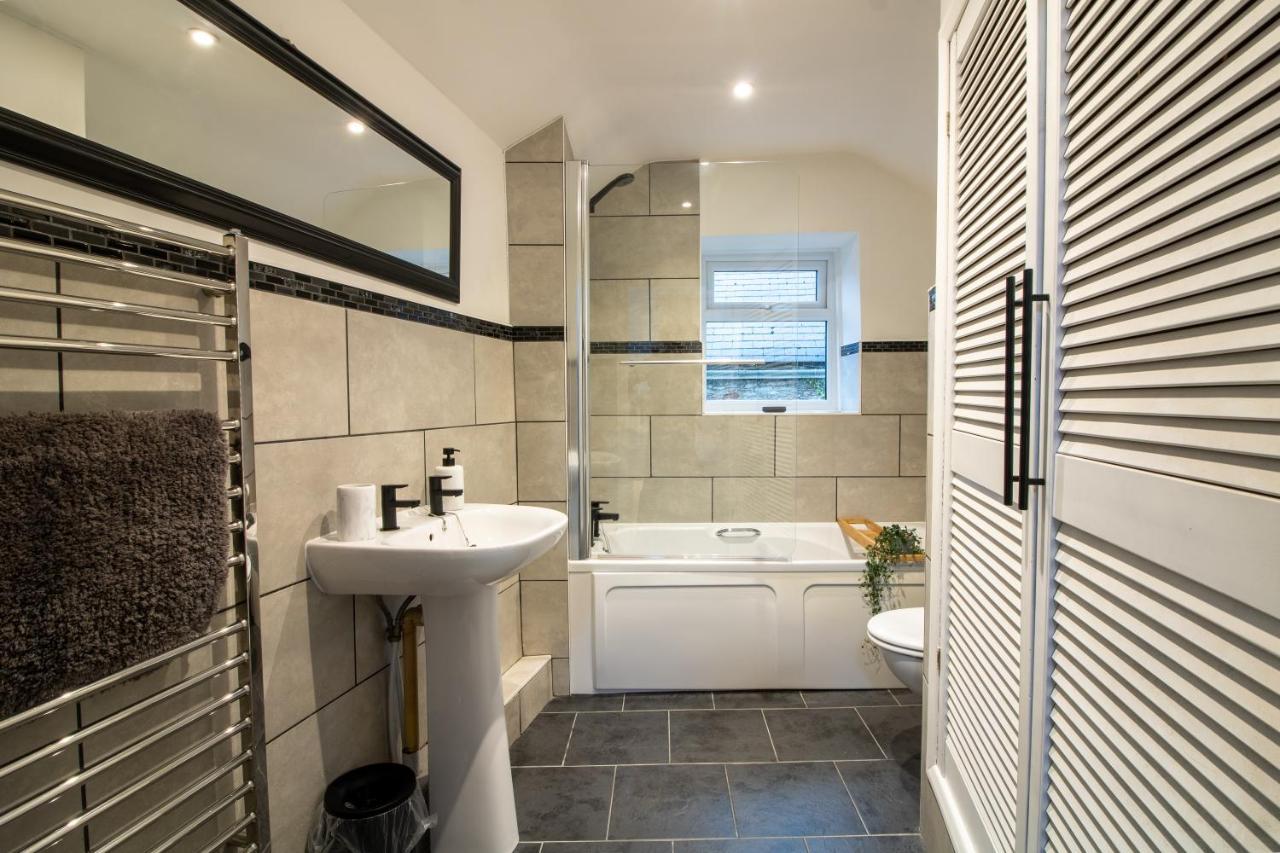 Stylish And Modern Town Centre End-Of Terrace Home Newton Abbot Esterno foto