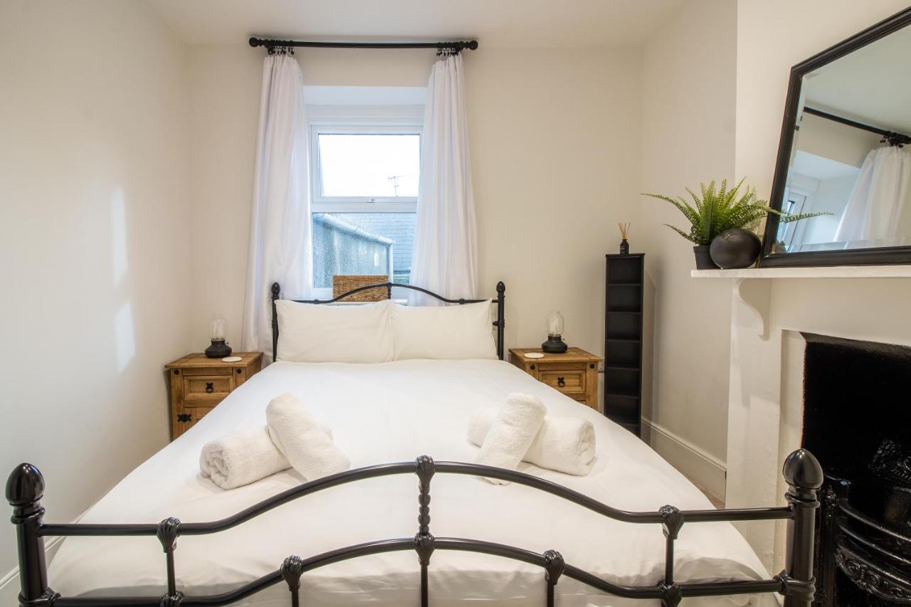Stylish And Modern Town Centre End-Of Terrace Home Newton Abbot Esterno foto