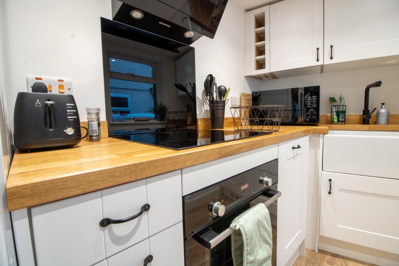 Stylish And Modern Town Centre End-Of Terrace Home Newton Abbot Esterno foto